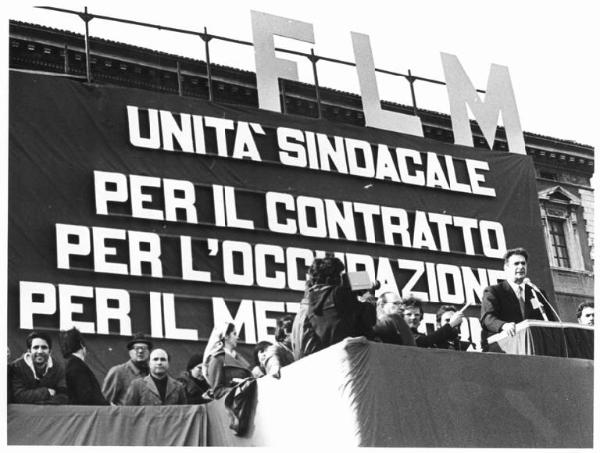 Sciopero nazionale dei lavoratori metalmeccanici per il rinnovo del contratto - Comizio - Palco - Luciano Lama al microfono - Parola d'ordine - Cineoperatore