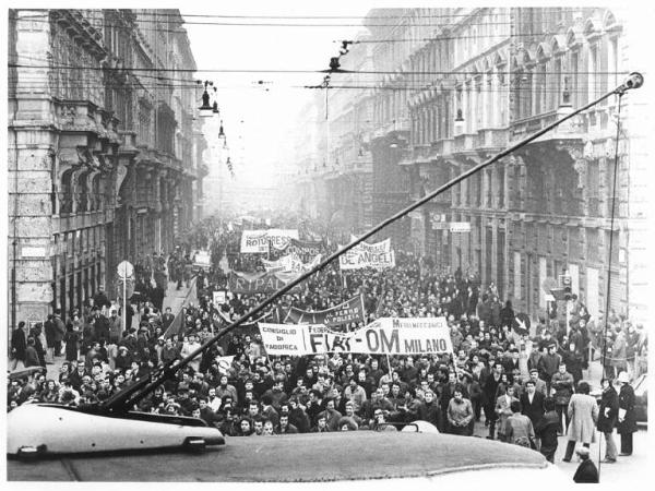 Sciopero dei lavoratori poligrafici e solidarietà dei metalmeccanici in risposta alla Girotto, contro il padrone che ha sparato sugli operai - Corteo - Striscioni