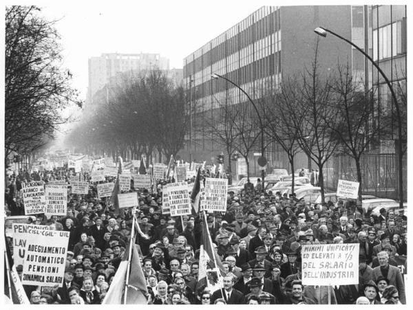 Manifestazione nazionale Cgil, Cisl e Uil per le pensioni - Corteo dei pensionati - Cartelli - Bandiere