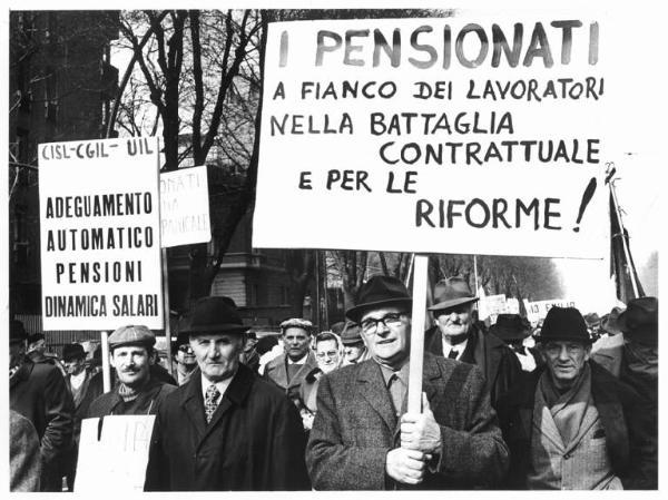 Manifestazione nazionale Cgil, Cisl e Uil per le pensioni - Corteo dei pensionati - Uomini con cartelli