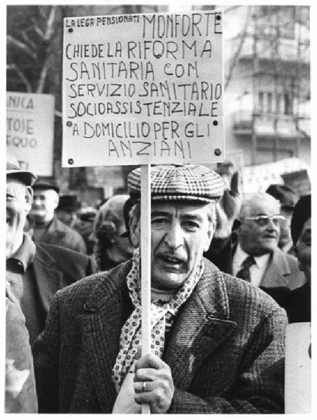 Manifestazione nazionale Cgil, Cisl e Uil per le pensioni - Corteo dei pensionati - Uomo con cartello