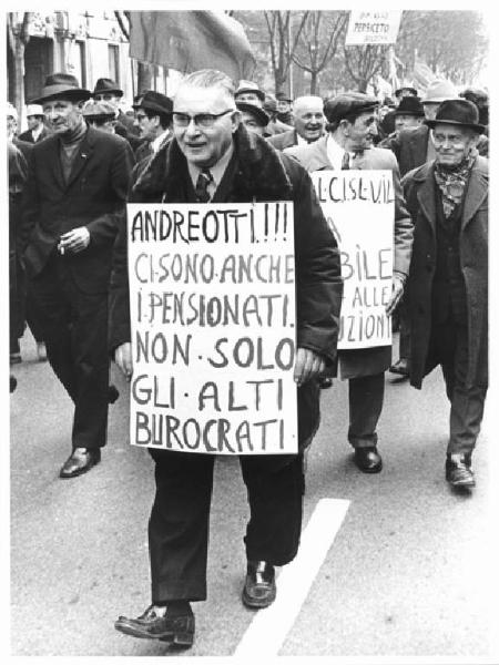 Manifestazione nazionale Cgil, Cisl e Uil per le pensioni - Corteo dei pensionati - Uomo con cartello - Bandiera