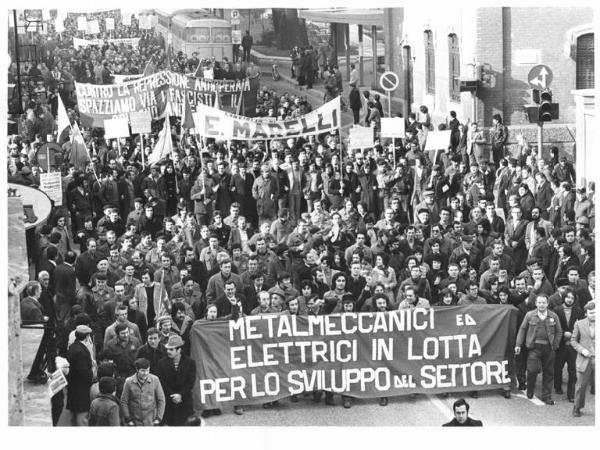 Sciopero elettromeccanici per lo sviluppo del settore - Testa del corteo - Spezzone lavoratori metalmeccanici e elettrici - Operai con tuta da lavoro - Striscioni - Bandiere - Cartelli