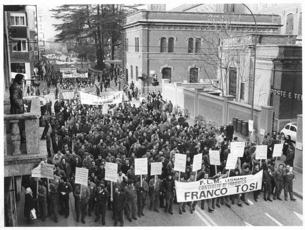 Sciopero elettromeccanici per lo sviluppo del settore - Corteo - Spezzone lavoratori della Franco Tosi - Operai con tuta da lavoro - Lavoratori parlano con i passanti - Striscioni - Cartelli