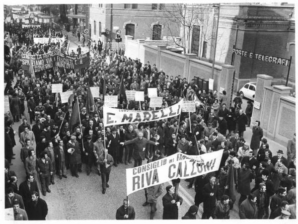 Sciopero elettromeccanici per lo sviluppo del settore - Corteo - Spezzone lavoratori della Riva Calzoni e della Ercole Marelli - Operai con tuta da lavoro - Passanti - Striscioni - Cartelli - Bandiere - Campane