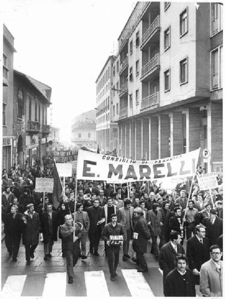 Sciopero elettromeccanici per lo sviluppo del settore - Corteo - Spezzone lavoratori della Ercole Marelli - Operai con tuta da lavoro - Striscioni - Cartelli - Bandiere