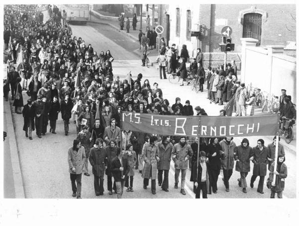 Sciopero elettromeccanici per lo sviluppo del settore - Corteo - Spezzone studenti dell'Itis Bernocchi - Passanti - Striscione - Bandiere