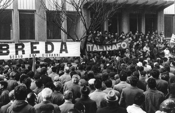 Sciopero delle aziende metallurgiche a partecipazione statale - Presidio e comizio davanti alla Breda - Annio Breschi al microfono - Operai con tuta da lavoro - Striscioni