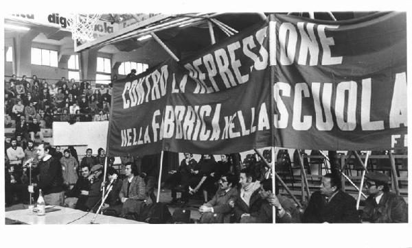 Sciopero delle aziende metallurgiche a partecipazione statale - Palalido - Interno - Assemblea dei lavoratori - Tavolo della presidenza - Striscione