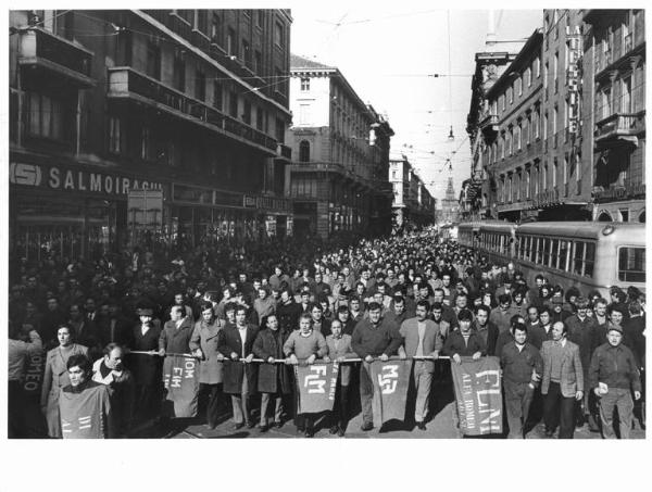 Sciopero generale per i contratti e una nuova politica economica - Corteo dei lavoratori in via Orefici - Operai con tuta da lavoro - Spezzone - Bandiere Flm