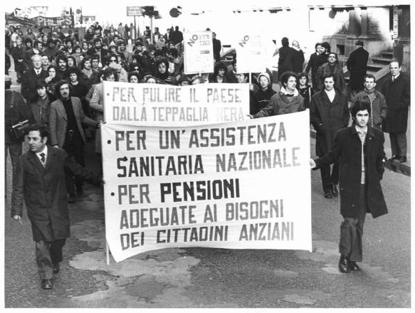 Sciopero generale per i contratti e una nuova politica economica - Corteo dei lavoratori - Striscione per le riforme - Cartelli