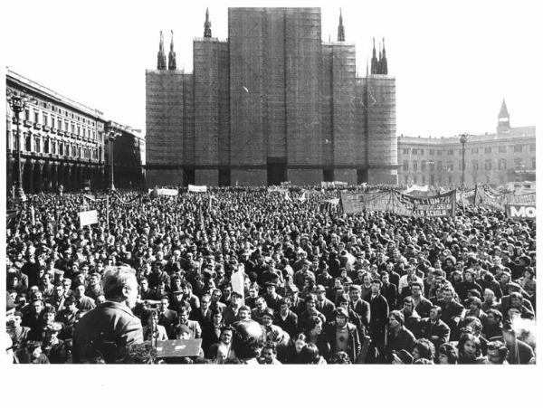 Sciopero generale per i contratti e una nuova politica economica - Comizio in piazza del Duomo - Roberto Romei al microfono - Panoramica su piazza del Duomo - Folla di lavoratori - Striscioni - Il Duomo con impalcature