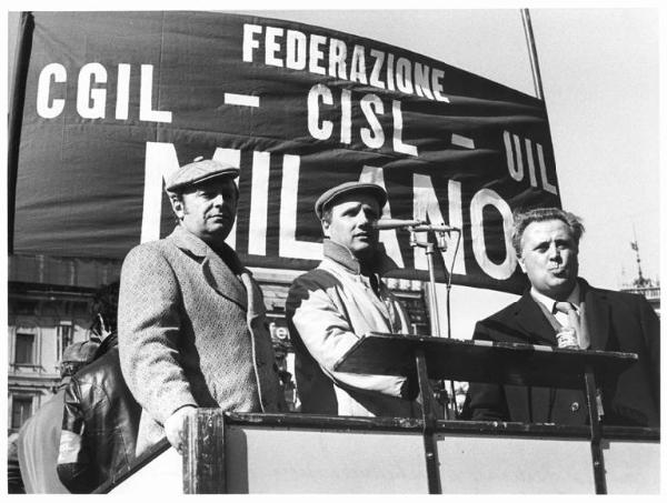 Sciopero generale per i contratti e una nuova politica economica - Comizio in piazza del Duomo - Sul palco Mantegazza, Annio Breschi al microfono e Roberto Romei - Striscione