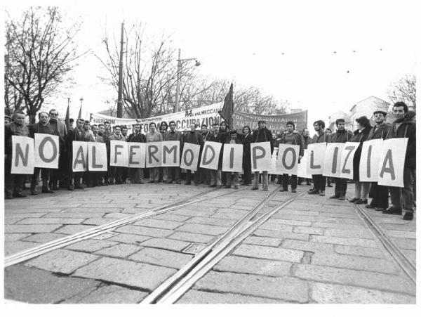 Manifestazione zona Bovisa contro il fermo di polizia - Presidio - Lavoratori con cartelli - Bandiere - Striscioni