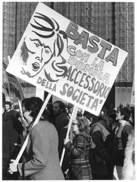Manifestazione 8 marzo per la giornata internazionale della donna - Corteo in piazza del Duomo - Donna con cartello di rivendicazione