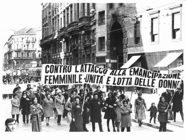 Manifestazione 8 marzo per la giornata internazionale della donna - Corteo in via Orefici - Donne con striscione per l'emancipazione femminile