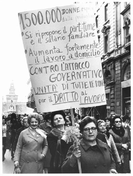Manifestazione 8 marzo per la giornata internazionale della donna - Corteo in via Dante - Donna con cartello per il diritto al lavoro - Mimosa