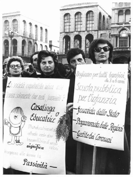 Manifestazione 8 marzo per la giornata internazionale della donna - Comizio in piazza del Duomo - Donne con cartelli per la scuola pubblica e l'emancipazione femminile - Mimosa