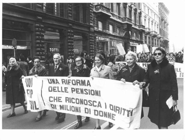 Manifestazione 8 marzo per la giornata internazionale della donna - Corteo - Donne con striscione per la riforma delle pensioni - Cartelli - Mimosa