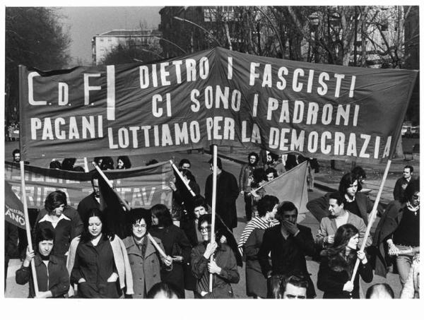 Sciopero dei lavoratori metalmeccanici - Corteo verso la Fiat - Spezzone lavoratrici della Pagani - Operaie con grembiule da lavoro - Striscione - Bandiere