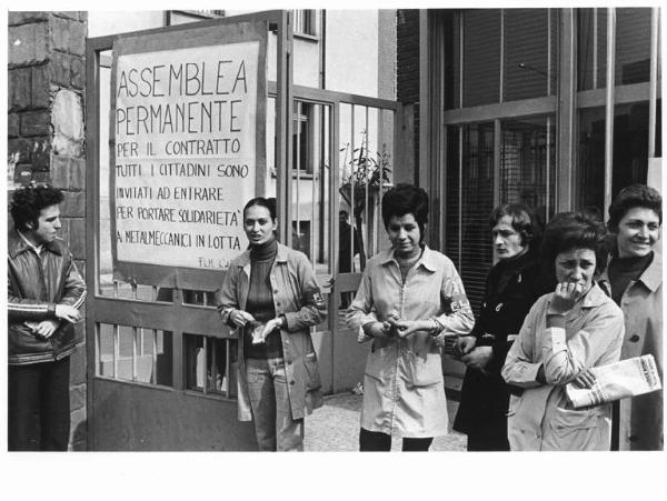 Imperial - Assemblea permanente dei lavoratori per il contratto - Lavoratrici davanti all'ingresso della fabbrica - Operaie con grembiule da lavoro - Manifesto di assemblea