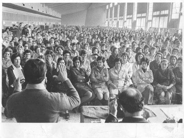 Imperial - Interno - Assemblea permanente dei lavoratori per il contratto - Panoramica sulla sala - Annio Breschi di spalle al microfono - Operaie con grembiule da lavoro