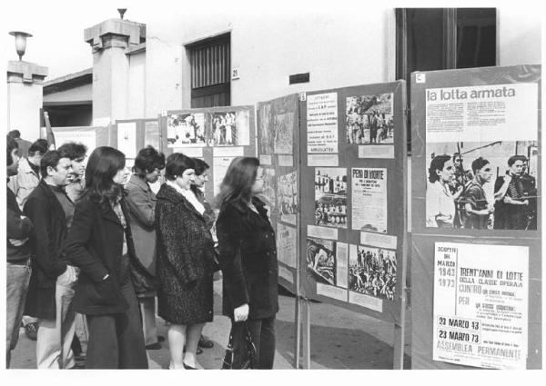 Falck Unione - Assemblea permanente dei lavoratori per il contratto - Mostra allestita davanti all'ingresso della fabbrica - Cittadini