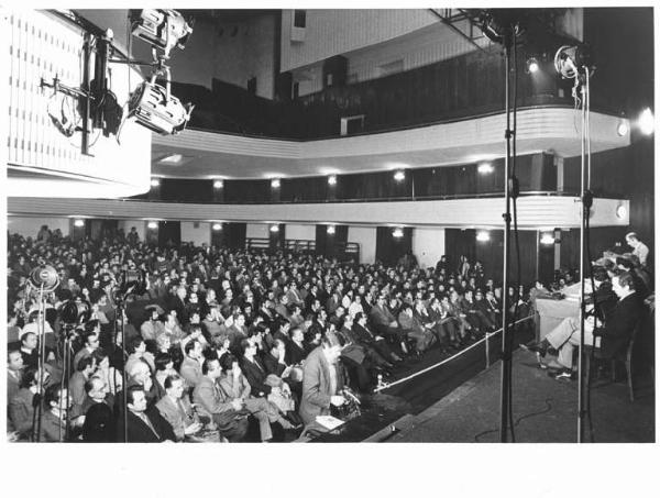 Teatro Lirico - Interno - Assemblea dei parlamentari eletti con i consigli di fabbrica metalmeccanici - Panoramica sulla sala - Platea