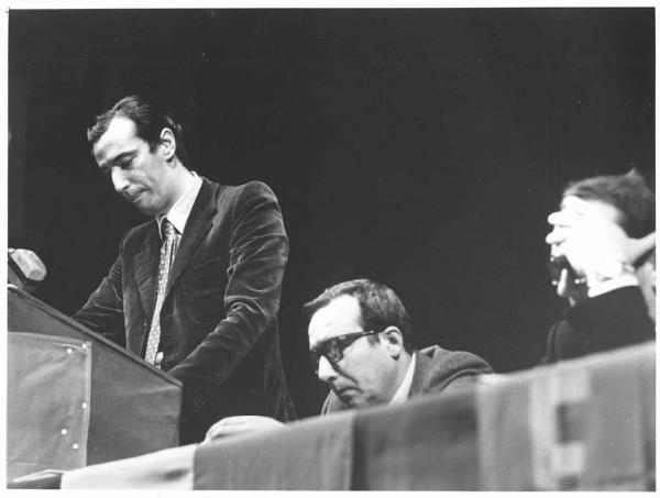 Teatro Lirico - Interno - Assemblea dei parlamentari eletti con i consigli di fabbrica metalmeccanici - Palco - Lucio De Carlini al microfono