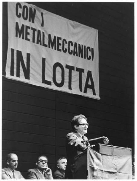 Teatro Lirico - Interno - Assemblea dei parlamentari eletti con i consigli di fabbrica metalmeccanici - Palco - Aldo Tortorella al microfono - Parola d'ordine