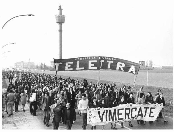 Manifestazione contro le rappresaglie alla Telettra - Corteo - Spezzone lavoratori della Telettra - Striscioni - Bandiera