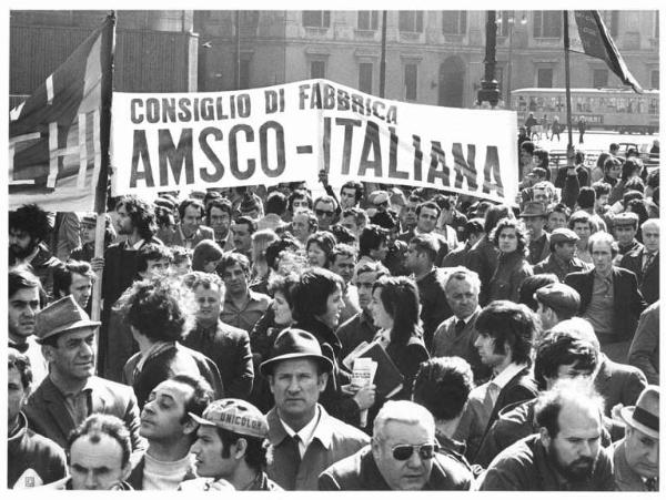 Presidio dei lavoratori metalmeccanici in piazza del Duomo tutta la giornata - Lavoratori della Amsco - Striscioni - Bandiere