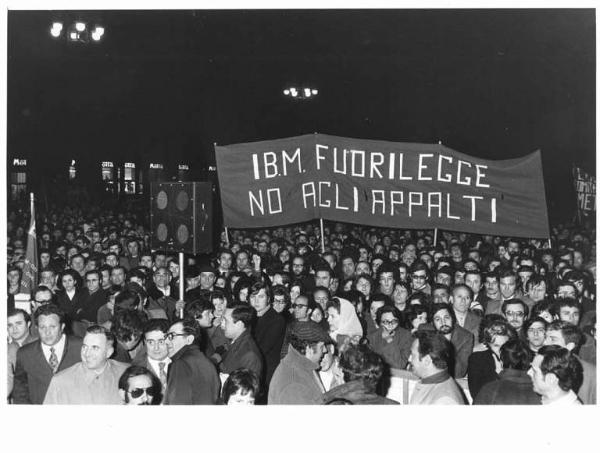 Presidio dei lavoratori metalmeccanici in piazza del Duomo tutta la giornata - Comizio serale conclusivo - Folla di lavoratori - Striscione Ibm - Altoparlante