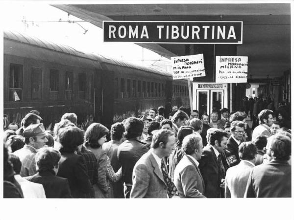 Sciopero nazionale dei lavoratori edili - Stazione Tiburtina - Arrivo dei lavoratori - Treno - Lavoratori della Impresa Morganti con cartelli