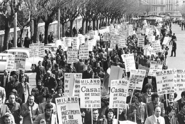 Sciopero nazionale dei lavoratori edili - Corteo - Spezzone lavoratori di Milano - Cartelli per la casa