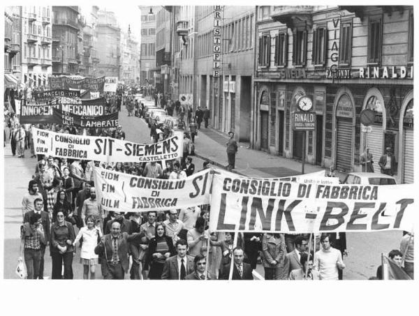 Manifestazione del primo maggio - Corteo in Corso Venezia - Spezzone lavoratori della Link Belt e della Sit Siemens - Striscioni