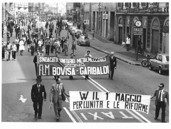 Manifestazione del primo maggio - Corteo in Corso Venezia - Spezzone lavoratori metalmeccanici della zona Bovisa-Garibaldi - Striscione "W il 1 maggio per l'unità e le riforme" - Striscioni - Bandiere