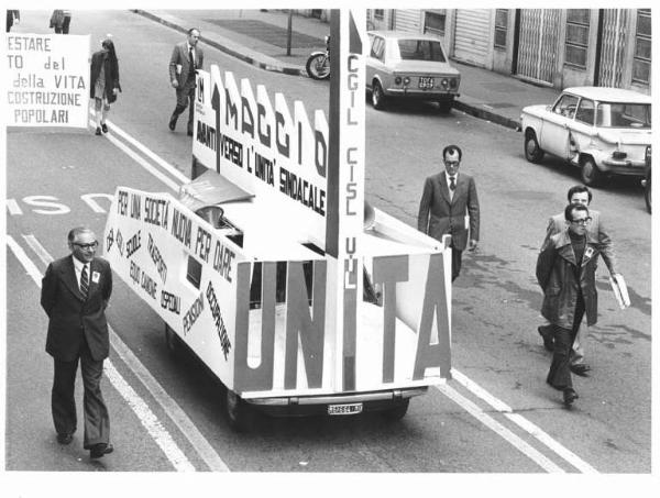 Manifestazione del primo maggio - Corteo dei lavoratori - Spezzone con auto mascherata della Flm