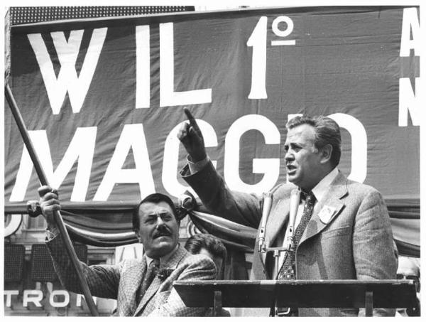 Manifestazione del primo maggio - Comizio in piazza del Duomo - Palco - Roberto Romei al microfono - Parola d'ordine