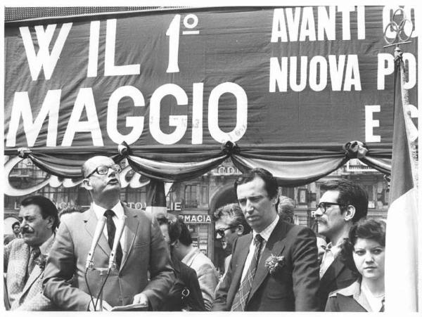 Manifestazione del primo maggio - Comizio in piazza del Duomo - Palco - Piero Boni al microfono, al suo fianco Lucio De Carlini - Parola d'ordine