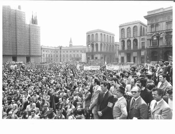 Manifestazione del primo maggio - Comizio in piazza del Duomo - Panoramica sulla piazza - Folla di lavoratori - Striscioni - Il Duomo con impalcature