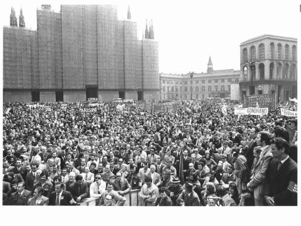 Manifestazione del primo maggio - Comizio in piazza del Duomo - Panoramica sulla piazza - Folla di lavoratori - Striscioni - Il Duomo con impalcature