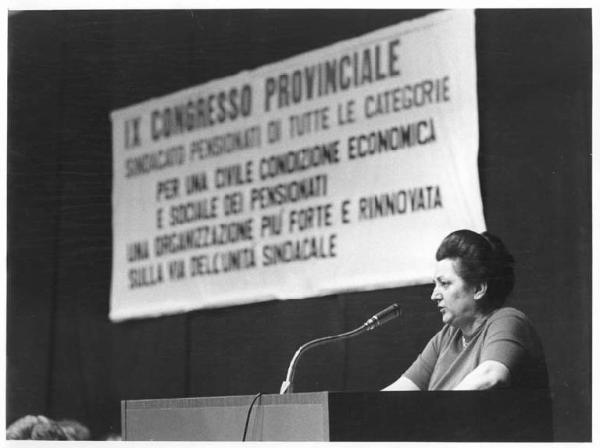 Camera del Lavoro - Salone "Di Vittorio" - Interno - IX congresso provinciale del sindacato pensionati di tutte le categorie - Palco - Segretaria dello Spi al microfono - Parola d'ordine del congresso