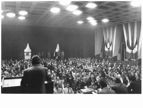 Camera del Lavoro - Salone "Di Vittorio" - Interno - 10° congresso provinciale Fillea - Panoramica sulla sala - Oratore di spalle al microfono - Platea - Bandiere