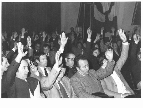 Camera del Lavoro - Salone "Di Vittorio" - Interno - 10° congresso provinciale Fillea - Platea - Votazione per alzata di mano