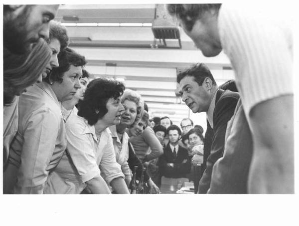 Gte - Interno - Assemblea congressuale in fabbrica - Luciano Lama discute con i lavoratori - Operaie con grembiule da lavoro