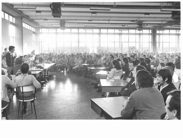 Gte - Interno - Assemblea congressuale in fabbrica - Panoramica sulla sala - Rappresentante Fim Cisl al microfono - Operaie con grembiule da lavoro