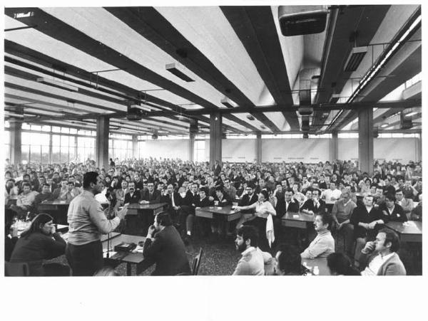 Gte - Interno - Assemblea congressuale in fabbrica - Panoramica sulla sala - Operai con grembiule da lavoro