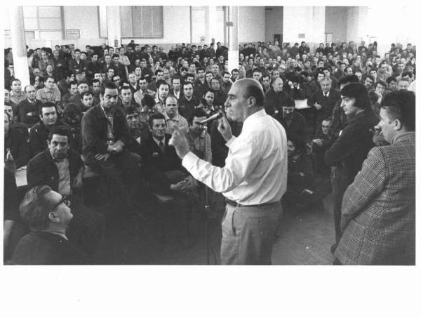 Innocenti - Interno - Assemblea congressuale in fabbrica - Panoramica sulla sala - Aldo Bonaccini al microfono - Operai con tuta da lavoro