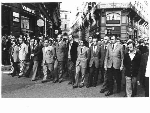 Funerali di Graziella Bortolon - Testa del corteo in via Dante con tra gli altri Annio Breschi, Leonardo Banfi, Lucio De carlini, Mario Colombo, Pierluigi Perotta, Manlio Pirola, Carlo Gerli